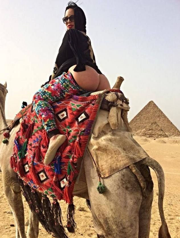 картинка 1668838b52 devushki foto golye krasivaja zadnica 1