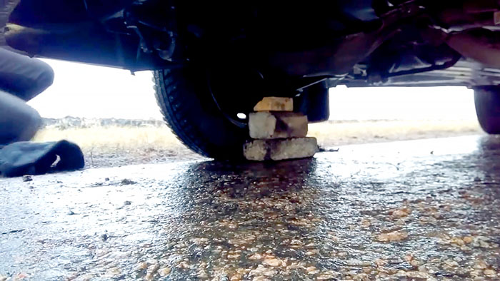 картинка 1991e58d91 kak pomenjat koleso bez domkrata 3