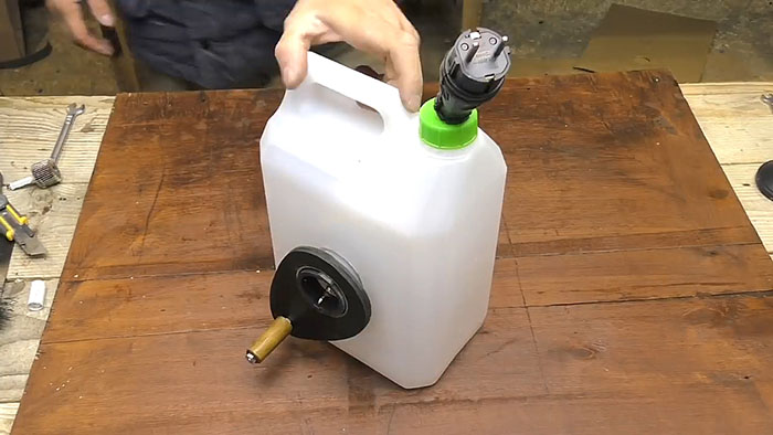 картинка 2db85a4e67 katushka pod kabel iz plastikovoj kanistry 24