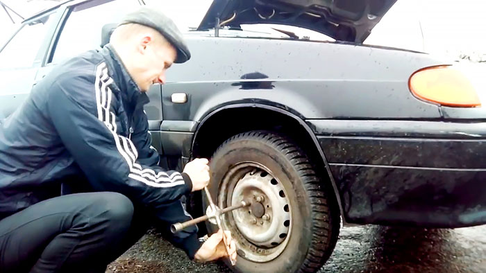 картинка 71b3fc46fb kak pomenjat koleso bez domkrata 4