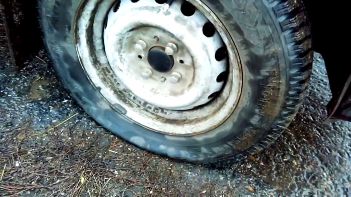 Как поменять колесо на автомобиле без домкрата