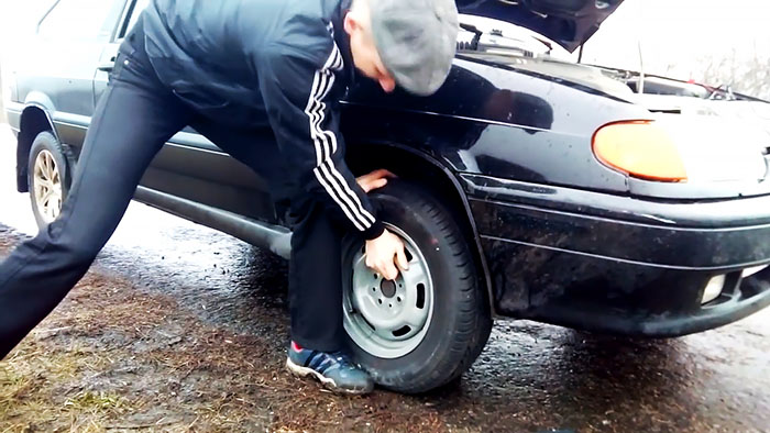 картинка b2bfb48b2a kak pomenjat koleso bez domkrata7