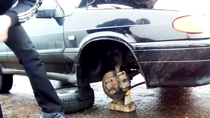 картинка e14e921445 kak pomenjat koleso bez domkrata 5