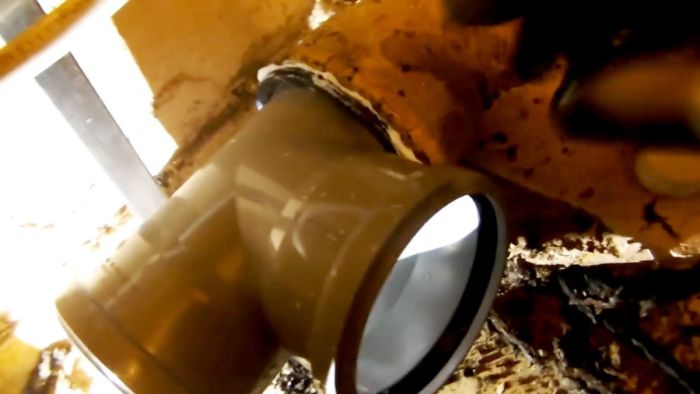 картинка 522091f023 zamena chugunnogo vodootvoda na plastikovyj11