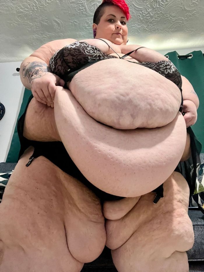 320-киллограмовая модель зарабатывает играя роль великана, который пожирает людей native-yes