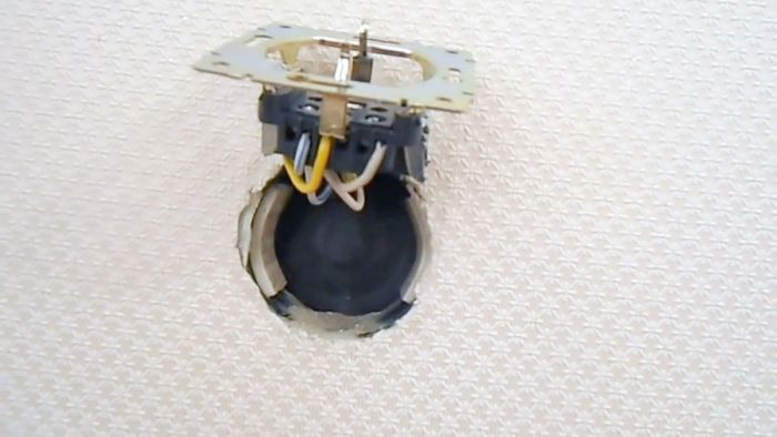 Как закрепить своими руками выпадающую розетку или выключатель. native-yes