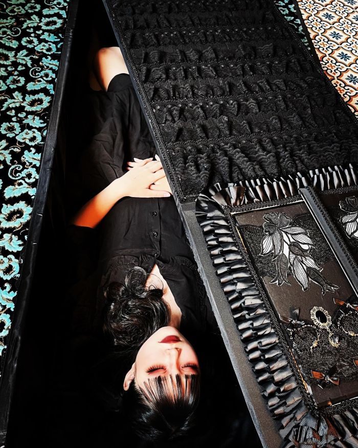 В Японии люди медитируют в гробах гробу, смерти, Японии, состояние, участники, перед, медитация, помогает, может, психического, Grave, Tokyo, смерть, практика, поддержания, обрести, услугу, гробов, восприятие, университете