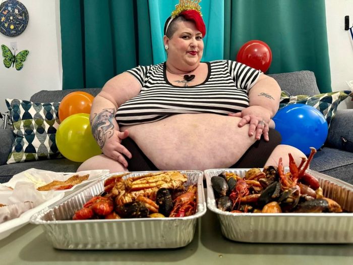 320-киллограмовая модель зарабатывает играя роль великана, который пожирает людей native-yes