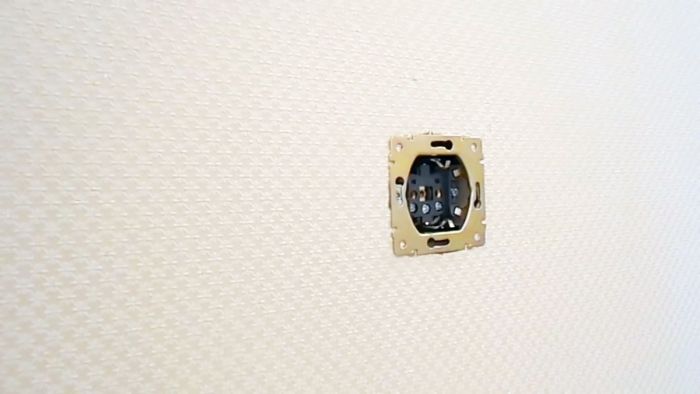 Как закрепить своими руками выпадающую розетку или выключатель. native-yes