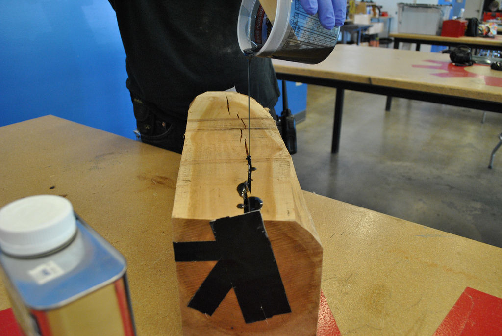 Заливка смолы в трещину