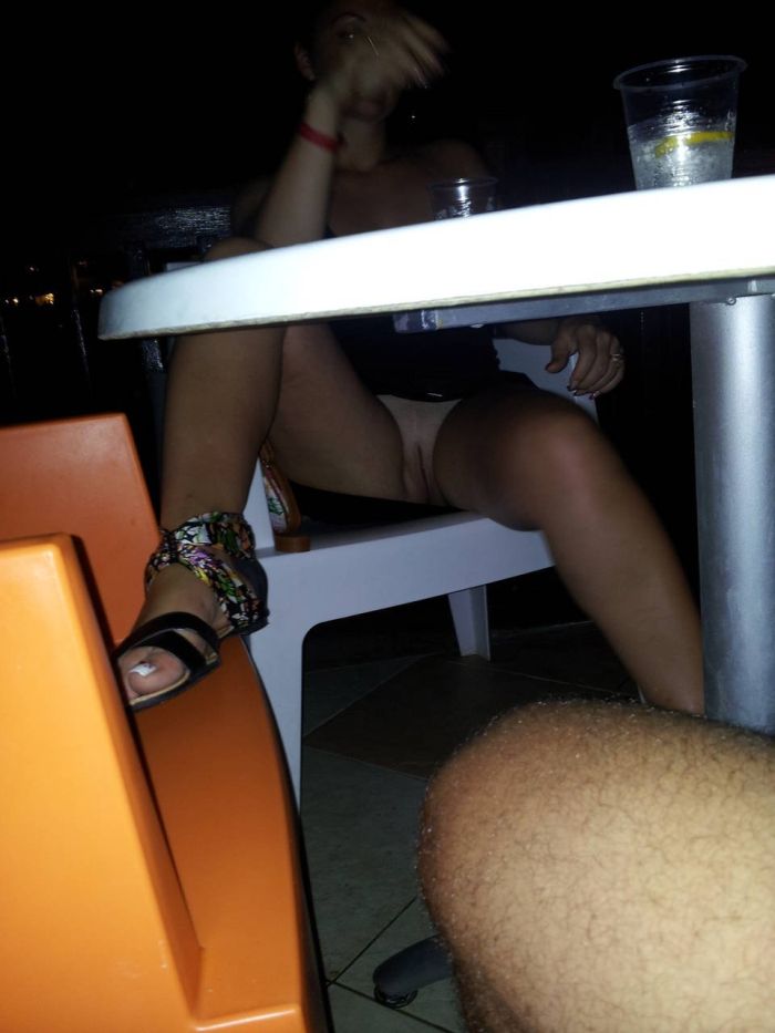 картинка 1819c0a48f bez trusikov pod stolom foto devushek 15
