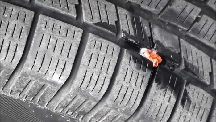 Как быстро заделать прокол в бескамерной шине, не снимая колесо