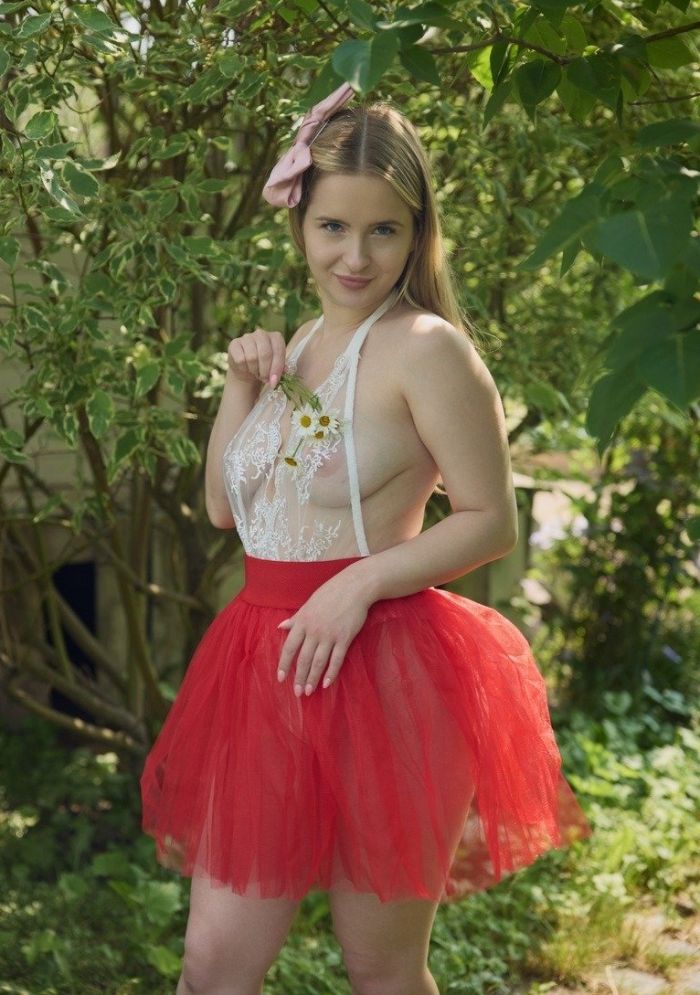 картинка 4684517835 devushka s naturalnymi formami razdelas v sadu 1