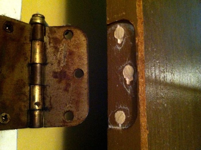 картинка 51a19a7c0d vosstanovlenie razbityh otverstij pod shurupy dvernoj petli 8