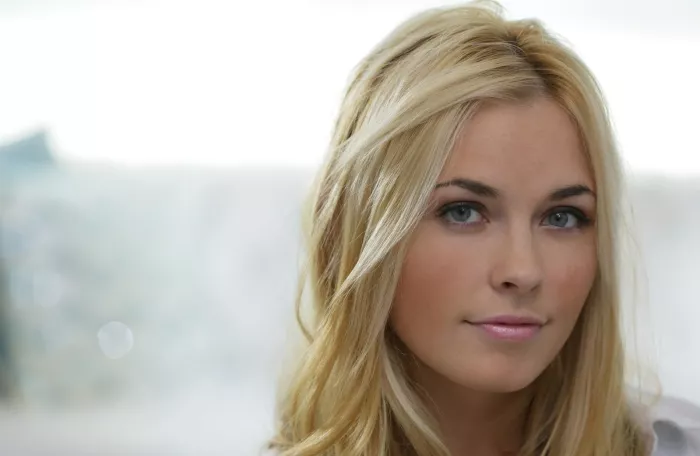 картинка 7320d8b873 seksualnaja blondinka razdelas pered zerkalom 1