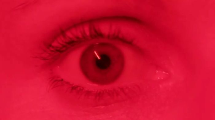 Революционный прорыв в улучшении зрения: темно-красный свет как ключ к молодости глаз