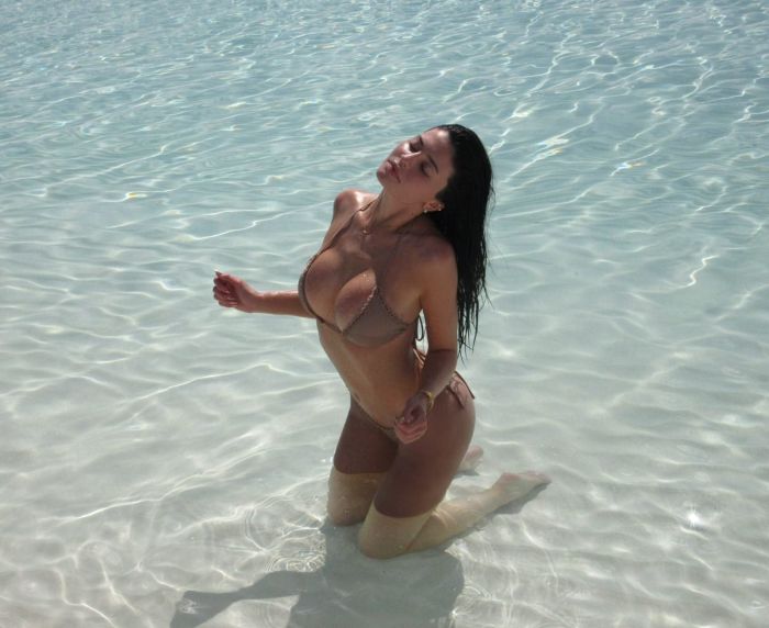 картинка a4d3536181 kajli dzhenner demonstriruet svoju potrjasajuschuju figuru 9