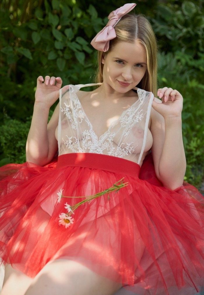 картинка b60ee2591a devushka s naturalnymi formami razdelas v sadu 4