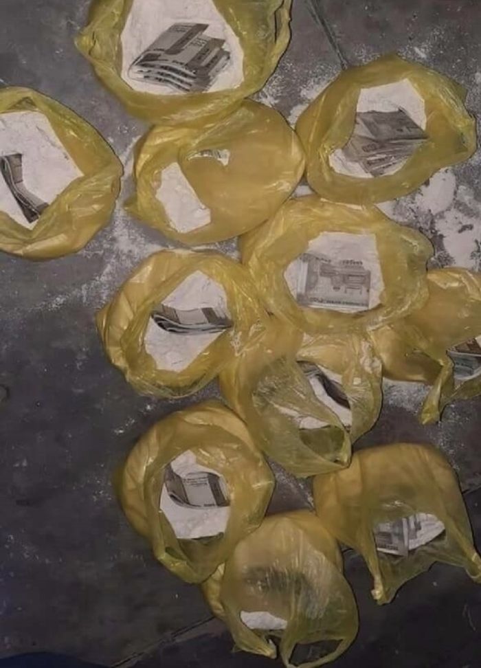 Раздача пакетов с мукой