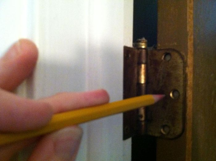 картинка cb29b5d14d vosstanovlenie razbityh otverstij pod shurupy dvernoj petli 9