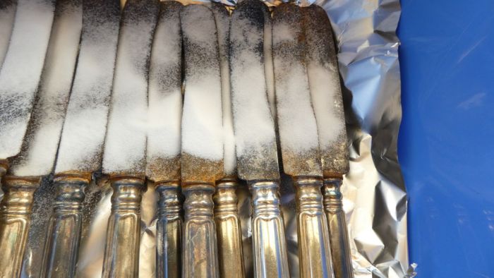 Сода на серебряных приборах