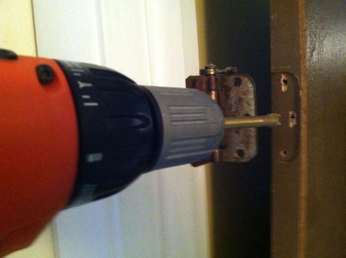 картинка df0fd4dc5a vosstanovlenie razbityh otverstij pod shurupy dvernoj petli 3