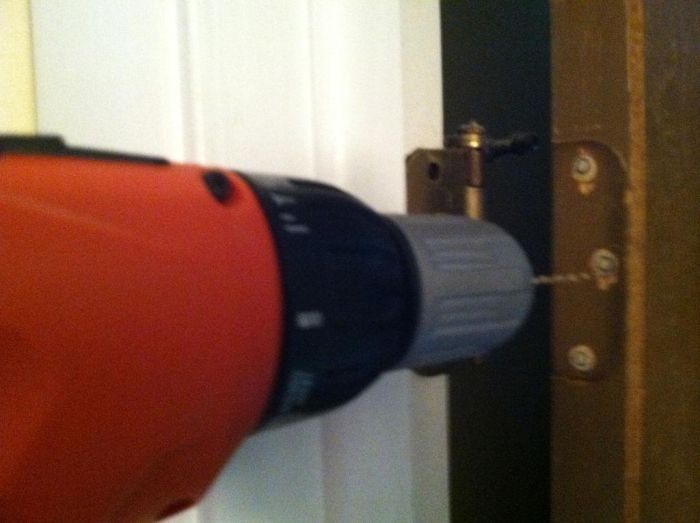 картинка e5a7dae250 vosstanovlenie razbityh otverstij pod shurupy dvernoj petli 12