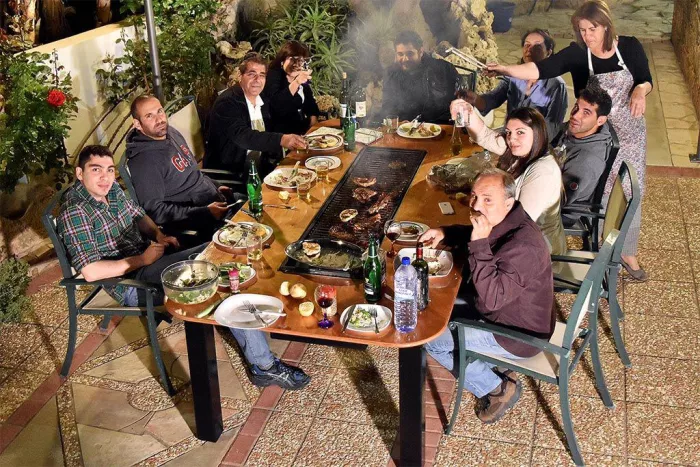 картинка f0dd0adfc1 samodelnyj stol so vstroennym barbekju 14