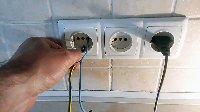 Способы проверки заземления в домашних условиях проверки, лампочка, заземление, заземления, между, оголенными, способ, лампа, запрещен, проводами, выведенными, провода, наличие, эффективно, провод, нужно, нулевой, контакты, фазный, вытащили