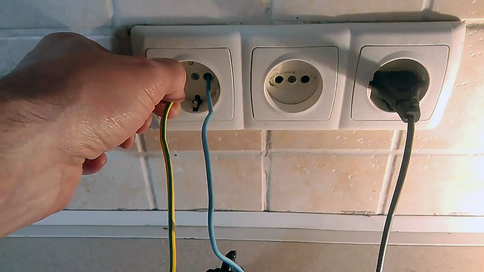 Способы проверки заземления в домашних условиях проверки, лампочка, заземление, заземления, между, оголенными, способ, лампа, запрещен, проводами, выведенными, провода, наличие, эффективно, провод, нужно, нулевой, контакты, фазный, вытащили