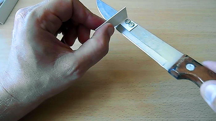 картинка b063f71706 prostoe prisposoblenie dlja kontrolja pravilnogo ugla pri ruchnoj zatochke nozha 5