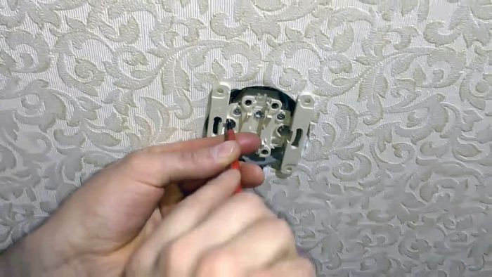 картинка 0542f9c555 kak ustanovit rozetku esli ostalis korotkie provoda 7