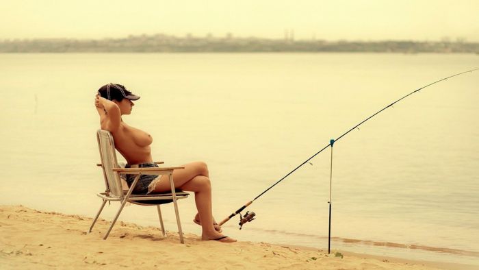 картинка 1e0c34aede golye devushki na rybalke 22