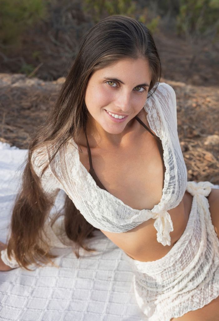 картинка 23d33aaa36 golaja damochka razvratno poziruet na piknike 1