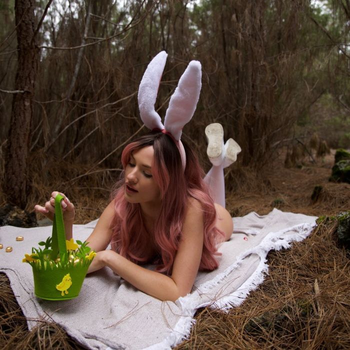 картинка 2b9bda20c5 kjeti hollik v obraze gorjachego pashalnogo krolika 8