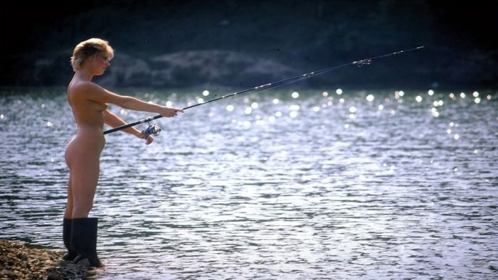 картинка 5485c0e312 golye devushki na rybalke 25