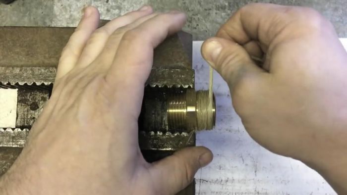 картинка a9274eea4d kak pravilno i nadezhno namatyvat len na santehnicheskie soedinenija 11