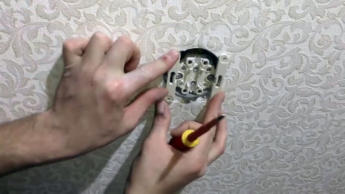 картинка af80717a0b kak ustanovit rozetku esli ostalis korotkie provoda 6