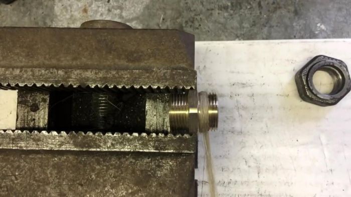 картинка d49009ad1a kak pravilno i nadezhno namatyvat len na santehnicheskie soedinenija 10