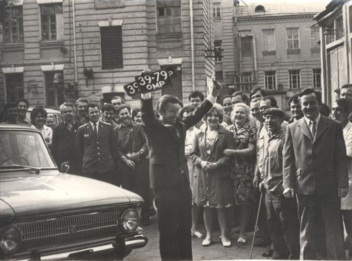 Вручение автомобиля «Москвич‑412» слесарю‑механику: пример поощрения труда в СССР