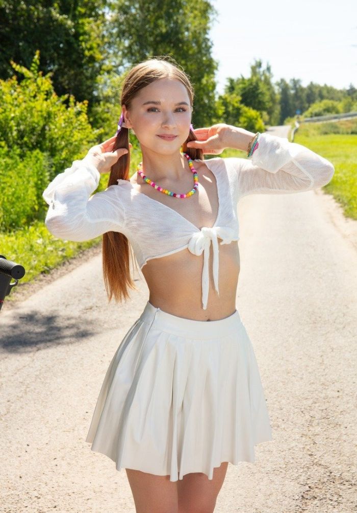 картинка 825856cd96 devushka s uprugoj grudju poziruet golyshom 4