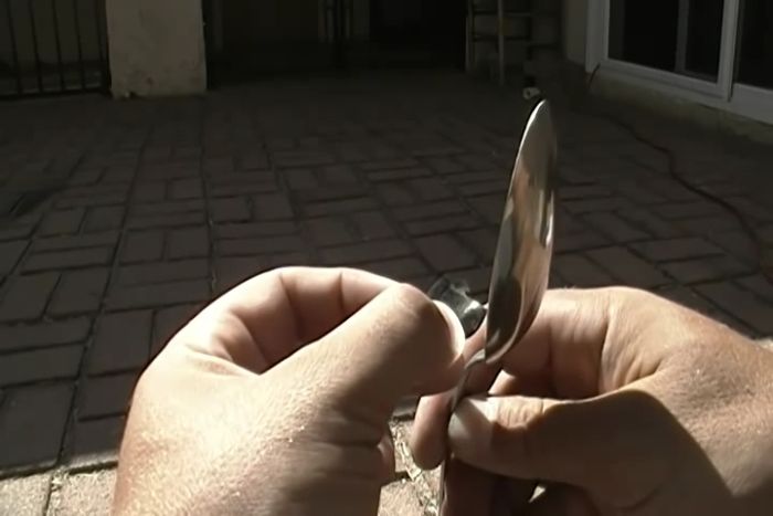 картинка cbb8d57738 kak dobyt ogon s pomoschju stolovoj lozhki 5
