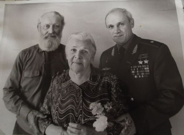 «Трубочка с серой»: история одного урока пистолет, чтобы, спасать, тогда, убивать, Джанибеков, просто, ребятами, символ, жизнь, когда, мастерской, висит, прибитая, стене, Пожелтевшая, около, рукояткой, неровной, кое‑где