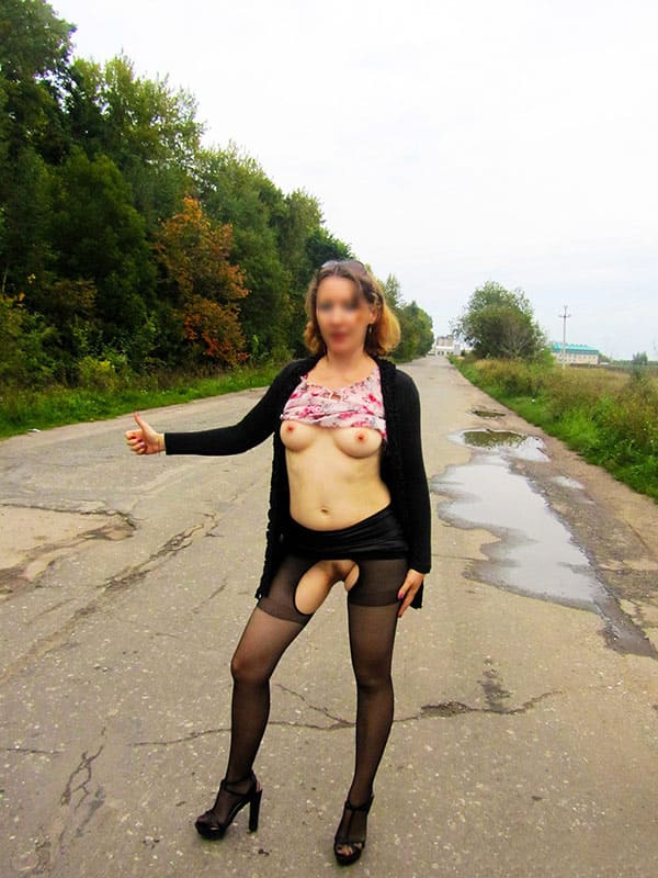 картинка d8eb669d4f golye devushki doma 11