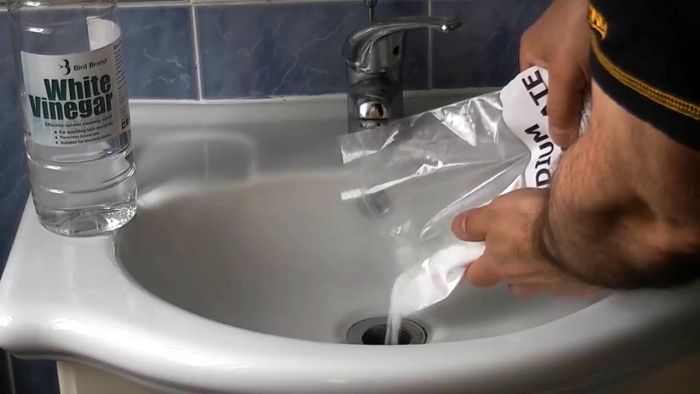 картинка 82c9eeec0a prochistka kanalizacionnogo sliva sodoj i uksusom 4