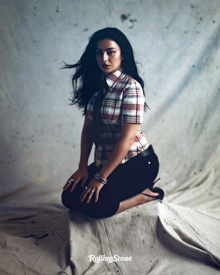 картинка d870561439 charli xcx poziruet dlja zhurnala 14