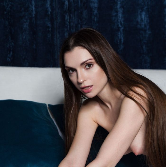 картинка ea066fa62c golaja devushka doma foto 10