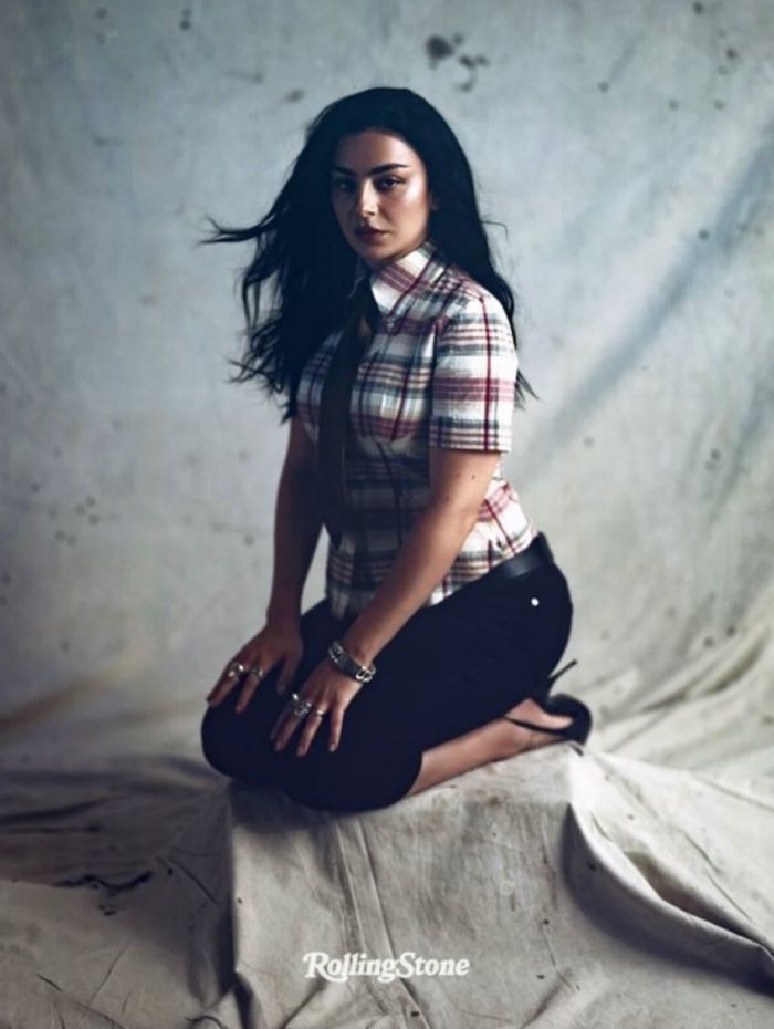 картинка ec95ded1d6 charli xcx poziruet dlja zhurnala 16
