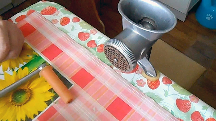 Почему ручная мясорубка «жует» мясо, даже если ножи острые? Решаем проблему за 15 минут Почему ручная мясорубка «жует» мясо, даже если ножи острые? Решаем проблему за 15 минут мясорубку, диаметр, которой, очень, втулку, тудасюда, гайку, дергаем, ручку, этого, шайбы, Надеваем, прокладку, нужноПотом, обладатели, ставим, обратно, вырезал, втулкуВидно, прибавилась