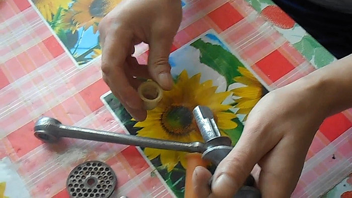 Почему ручная мясорубка «жует» мясо, даже если ножи острые? Решаем проблему за 15 минут Почему ручная мясорубка «жует» мясо, даже если ножи острые? Решаем проблему за 15 минут мясорубку, диаметр, которой, очень, втулку, тудасюда, гайку, дергаем, ручку, этого, шайбы, Надеваем, прокладку, нужноПотом, обладатели, ставим, обратно, вырезал, втулкуВидно, прибавилась